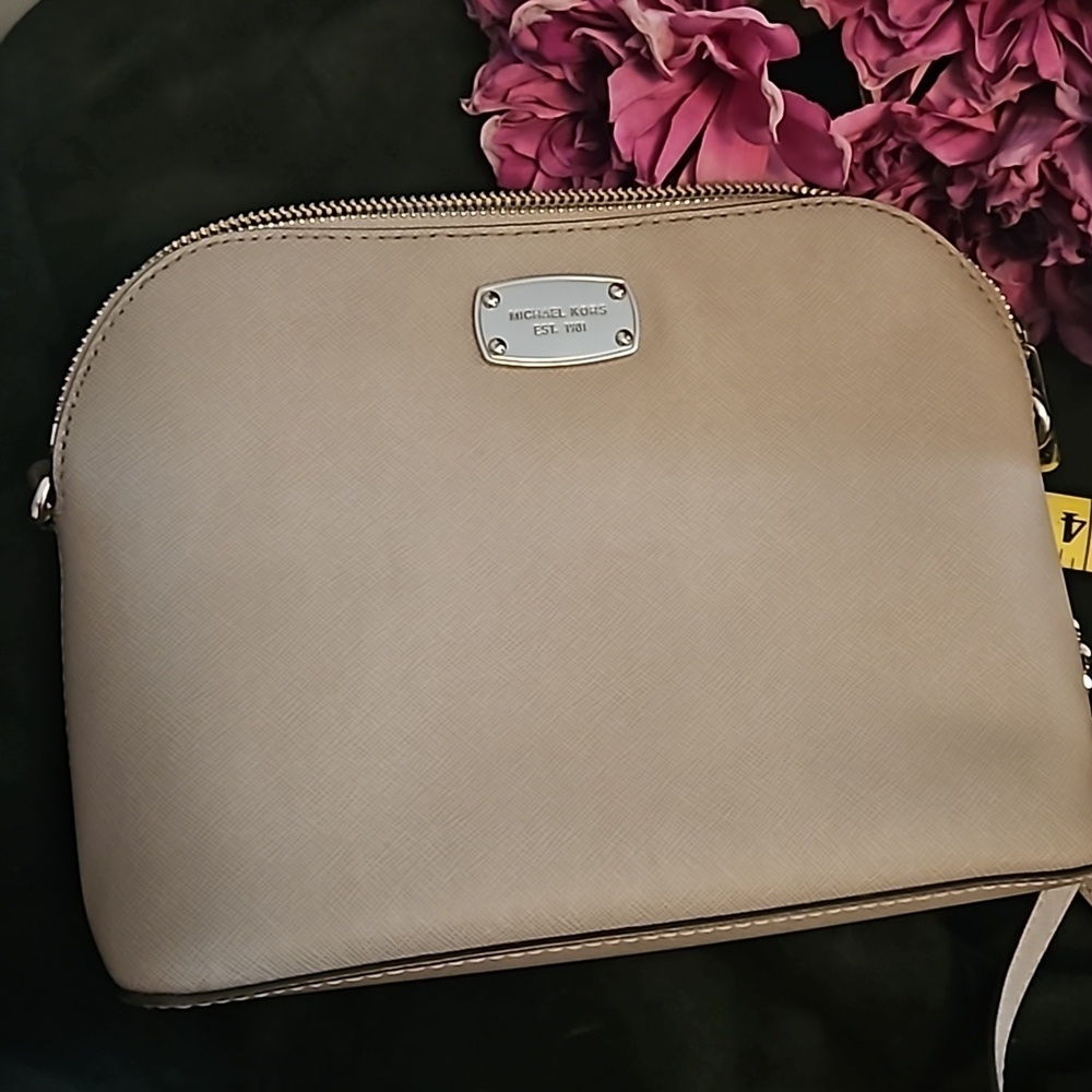 Michael Kors Cindy Dome Crossbody Purse in Light Gray NWOT - Picture 16 of 16